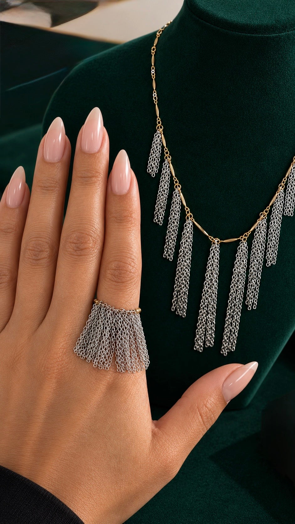 Ensemble collier à franges et bague ajustable portée à l’index, tons dorés et argentés