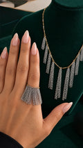 Ensemble collier à franges et bague ajustable portée à l’index, tons dorés et argentés